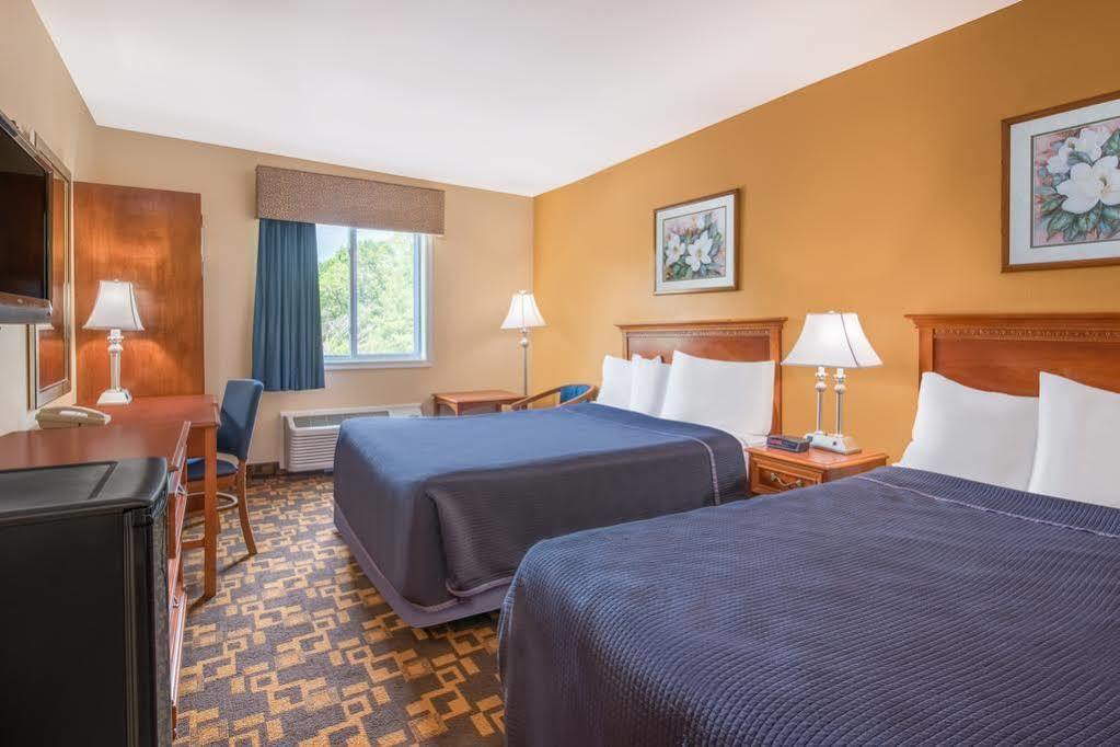 Howard Johnson By Wyndham